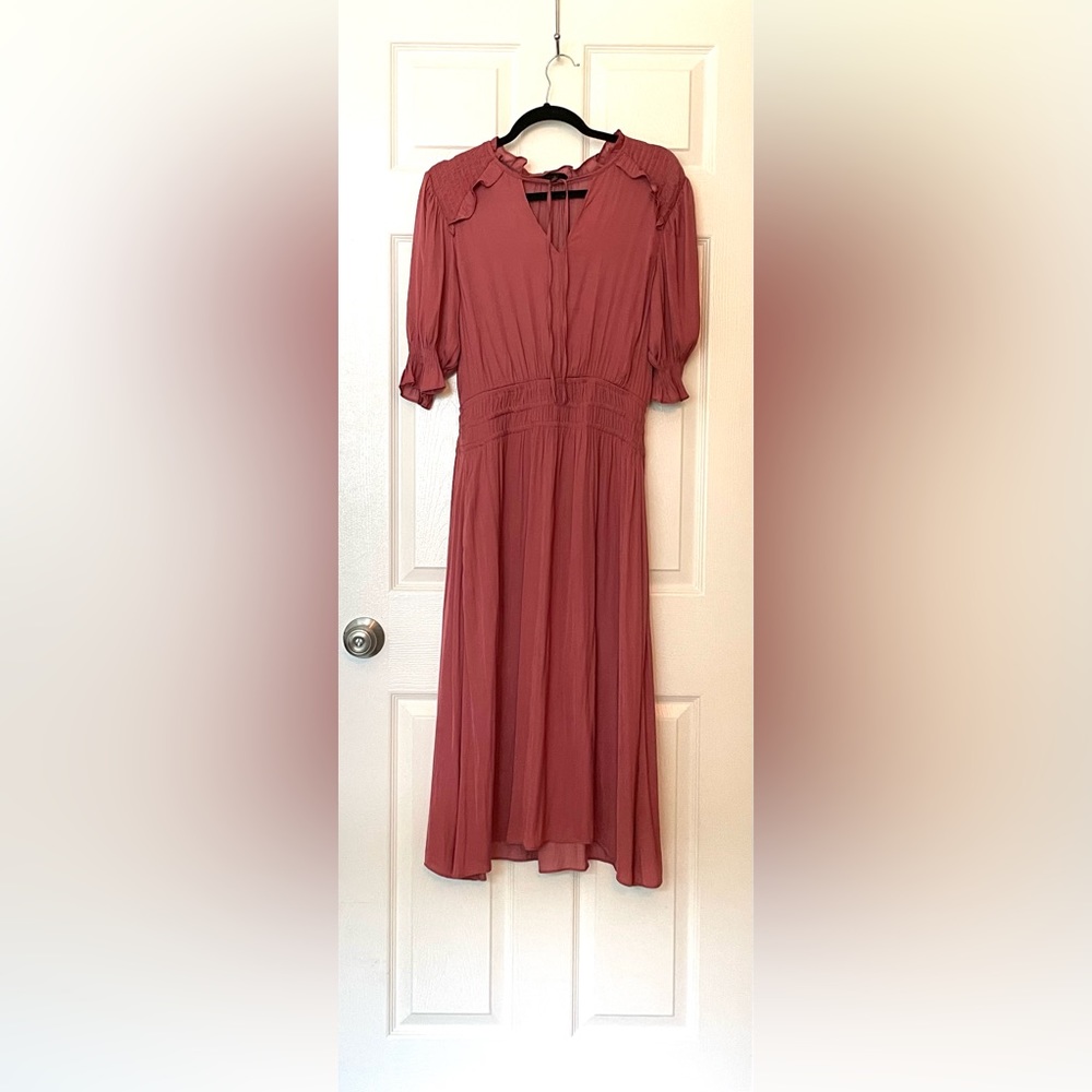 Gorgeous satin-like blush dress with pockets! Size S